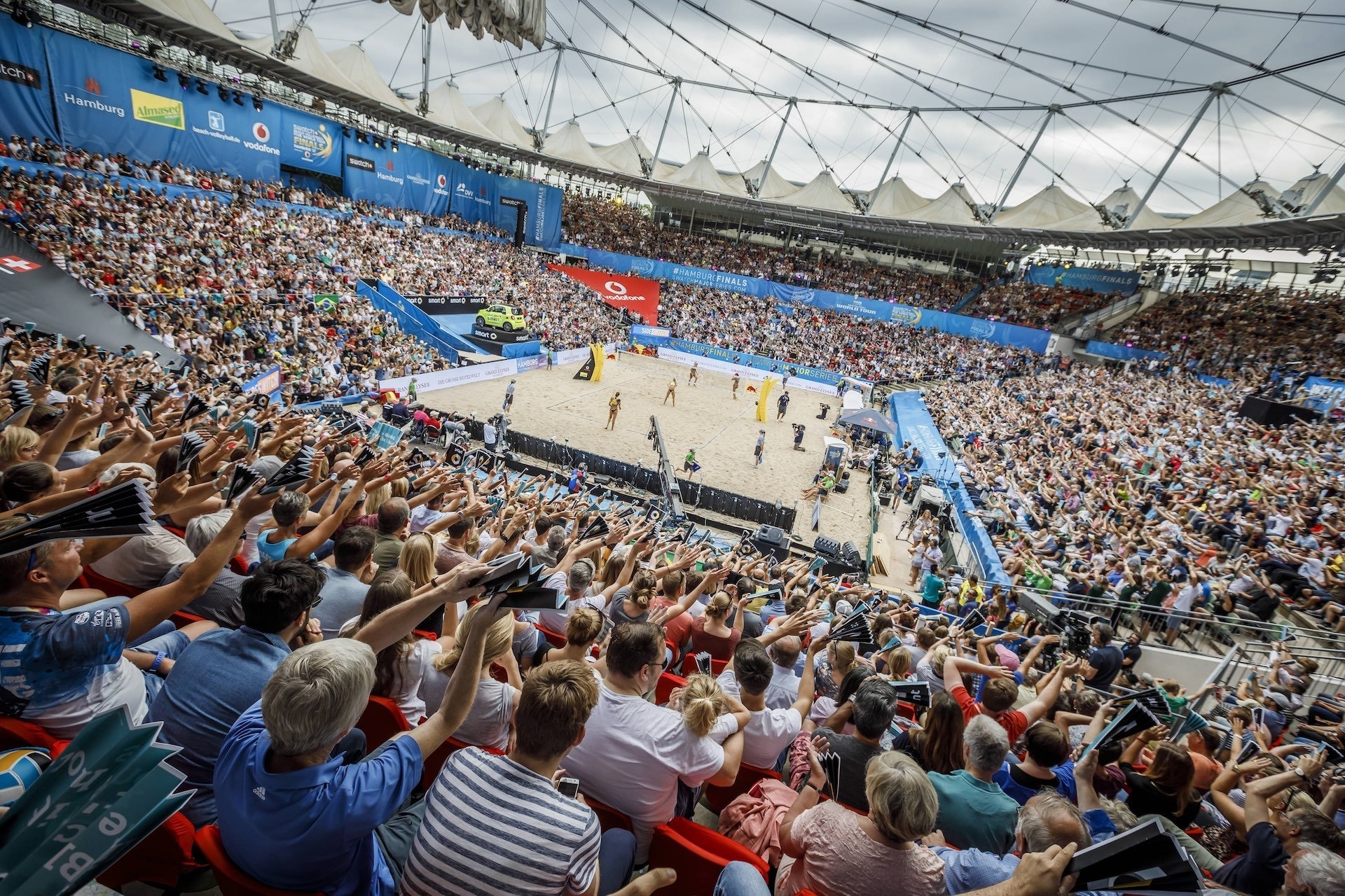 Eine bis auf den letzten Platz gefüllte Red Bull Beach Arena jubelte ihre Heldinnen zu Gold