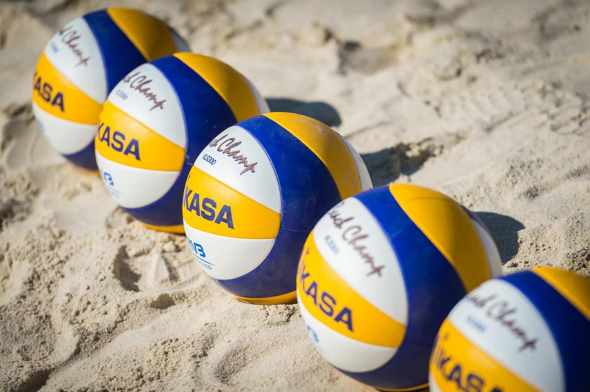 Beach volleyballs, beach volleyballs EVERYWHERE. Photocredit: Bernhard Horst